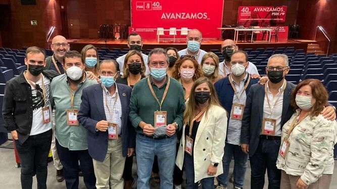 José María Román y Cándida Verdier, junto a otros miembros del partido durante el Congreso Federal del PSOE celebrado este fin de semana en Valencia.
