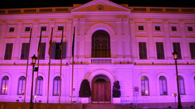 El Ayuntamiento iluminará su fachada de rosa con motivo de la conmemoración.