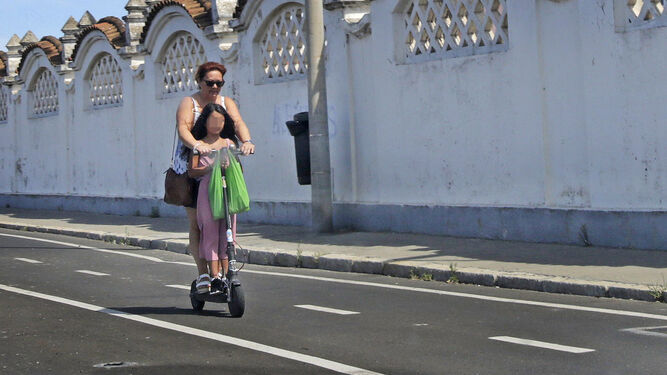 Una conductora de patinete eléctrico circulando por Cádiz, en una imagen de archivo.
