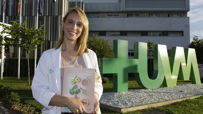 La especialista en Gastroenterología y Nutrición Pediátrica posa con el primer manual de nutrición editado por la Asociación Española de Pediatría.