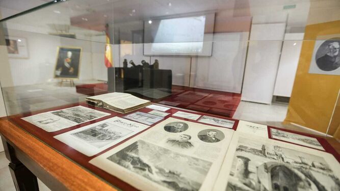 Una de las vitrinas con documentos relacionados con la vida del Almirante Lobo.