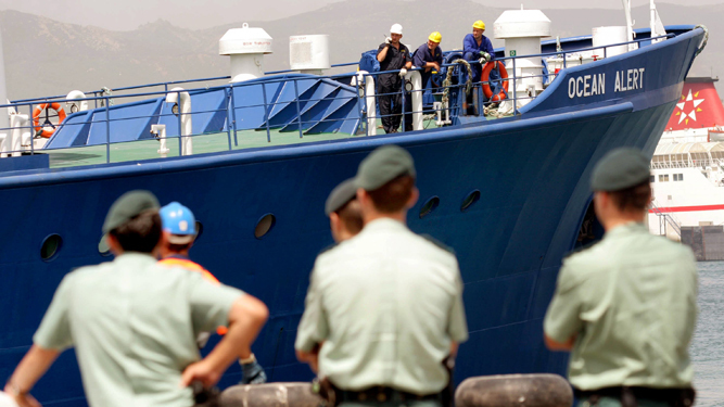 Agentes de la Guardia Civil vigilando en Algeciras el buque 'Ocean Alert', de la empresa cazatesoros Odyssey, en julio de 2007.