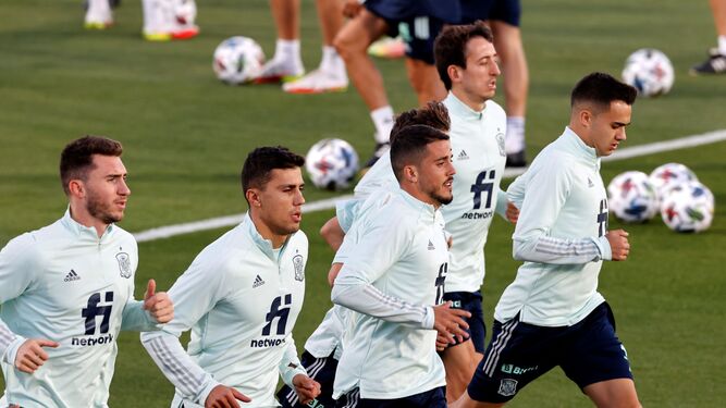Varios jugadores de la selección absoluta española de fútbol durante un entrenamiento en Las Rozas, Madrid