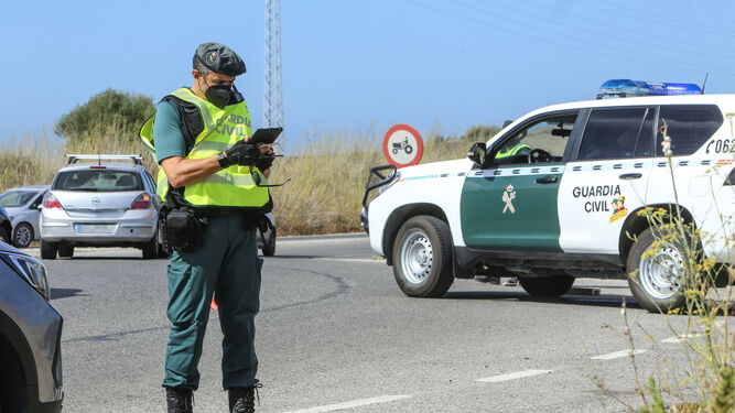 La Guardia Civil durante un control en una autovía gaditana.