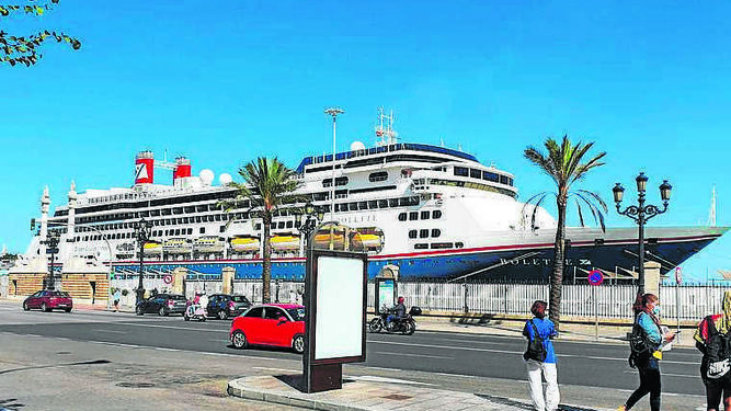 El ‘Bolette’, este viernes, atracado en el Muelle Ciudad del puerto de Cádiz.