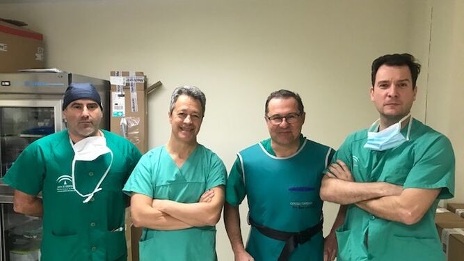 Tomás Daroca (segundo por la izquierda) y Miguel Ángel Gómez (segundo por la derecha) junto a otros profesionales del Servicio de Cirugía Cardiovascular del Puerta del Mar.