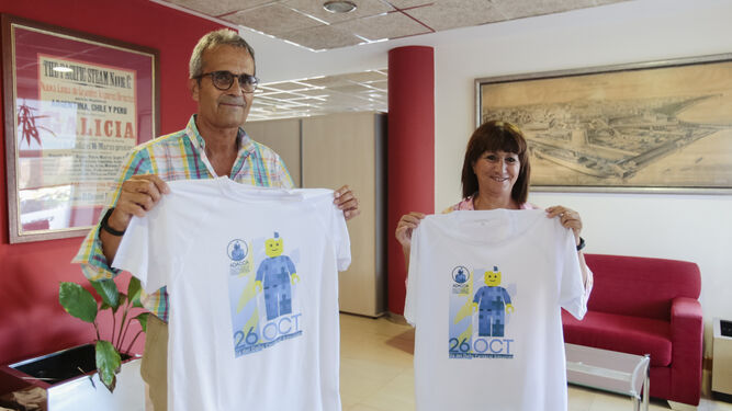 Ana Pérez y Ángel Sánchez muestran la camiseta de la campaña por el Día Nacional del Daño Cerebral Adquirido.