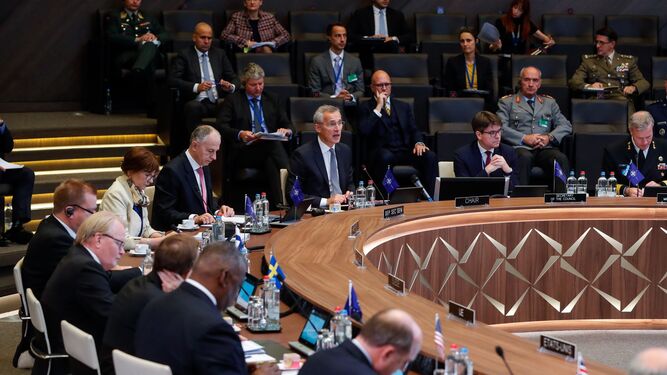 El secretario general de la OTAN, Jens Stoltenberg (centro), en el segundo día de su encuentro, ayer en la sede de la Alianza en Bruselas.