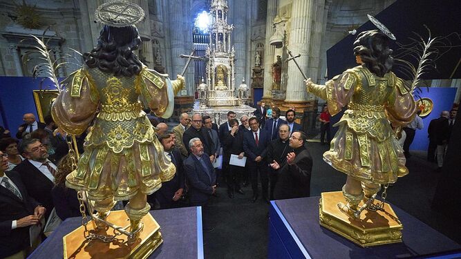 Las imágenes de los patronos de Cádiz en la exposición 'Traslatio Sedis' de la Catedral.