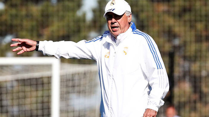 El técnico del Real Madrid, Carlo Ancelotti, dirigiendo a su equipo en Valdebebas