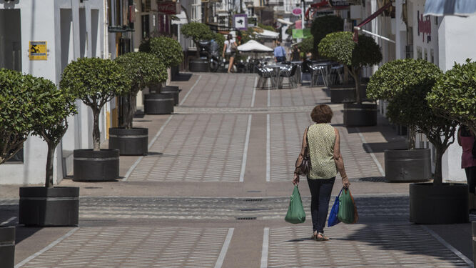 La calle San Rafael, una de las vías comerciales de La Isla, en una fotografía de archivo tomada una mañana de verano.