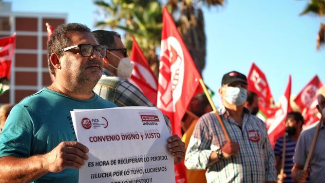 Delegados de UGT y CCOO protestan ante la sede de Femca por el convenio del metal.