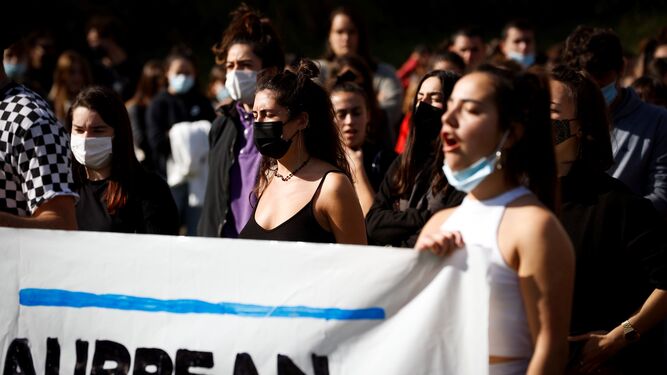 Jóvenes participantes en la manifestación en el campus de San Sebastián.