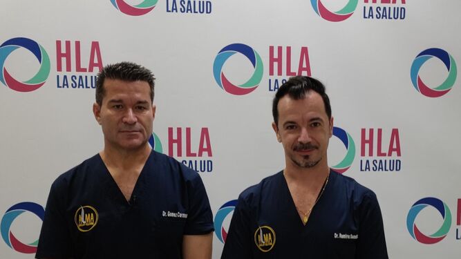 Los doctores Alejandro Ramírez y Manuel Diego Gómez, de HLA La Salud de Cádiz.