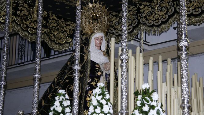 La Virgen de la Soledad, durante su recorrido procesional de Semana Santa en 2018.