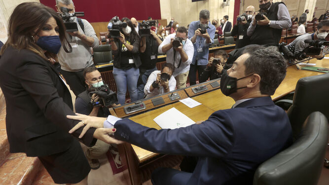 Juanma Moreno y la socialista Ángeles Férriz se dan la mano en el Parlamento.