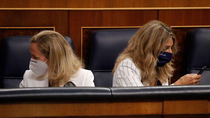 Nadia Calviño y Yolanda Díaz, este pasado miércoles en el Congreso de los Diputados.