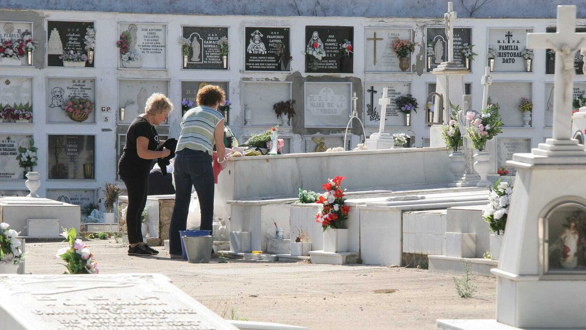 El cementerio se prepara para el D&iacute;a de Todos los Santos
