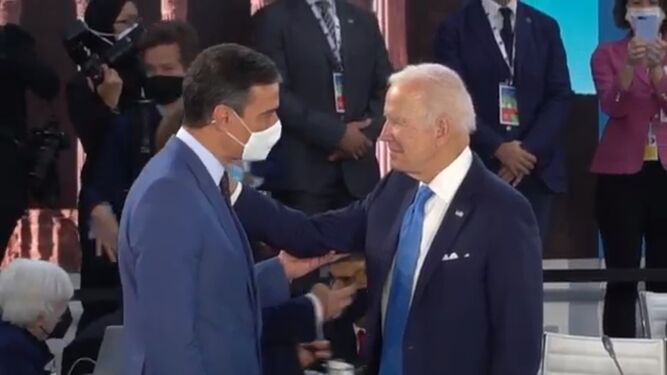 Pedro Sánchez y Joe Biden se saludan en el G-20
