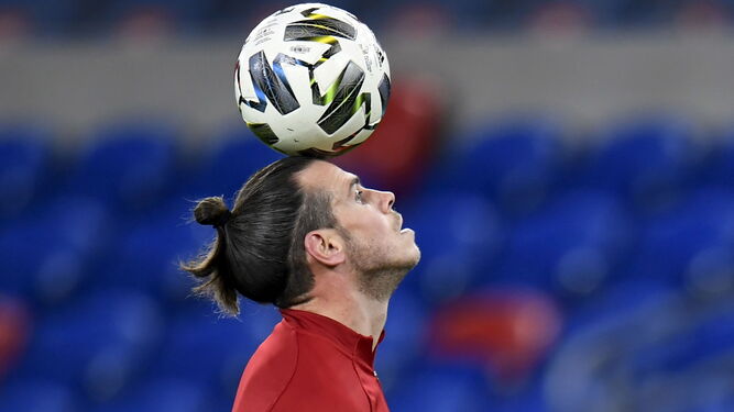 Bale, en el calentamiento previo a un partido con su selección.