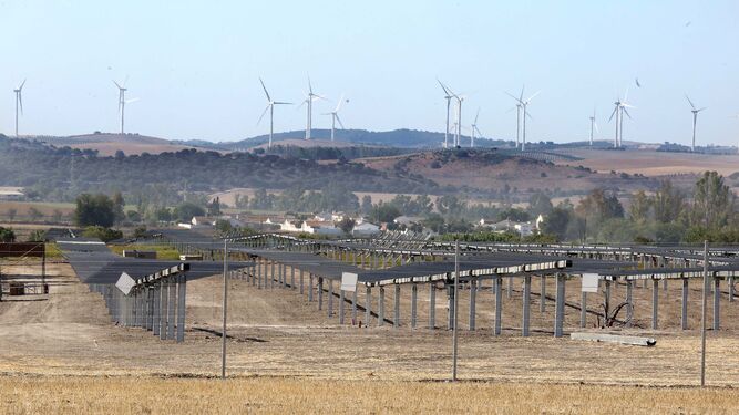 Uno de los parques fotovoltaicos que se está construyendo en Jerez.