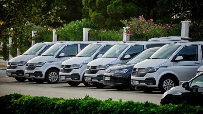 Vehículos de la marca Volkswagen que participarán en el evento, junto al hotel Royal Hideaway Sancti Petri.