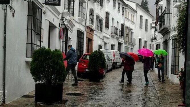 Turistas bajo la lluvia en Grazalema.