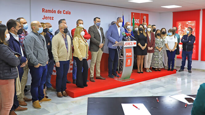 Juan Carlos Ruiz Boix junto a otros dirigentes socialistas, este miércoles en Jerez.