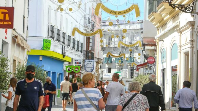 Una de las principales calles comerciales de la ciudad, La Vega, ya engalanada para la campaña de Navidad.