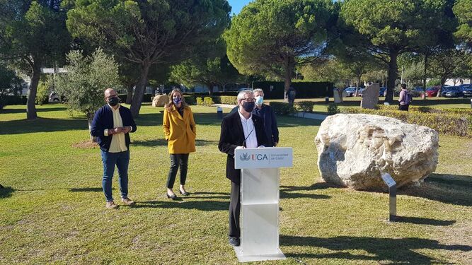 El rector de la UCA, Francisco Piniella, presenta 'El Jardín de las Rocas'.