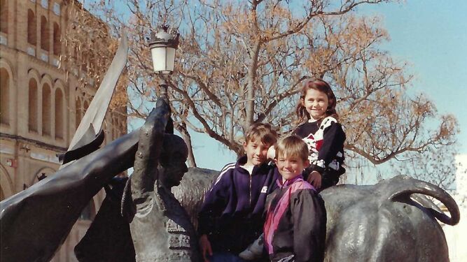 Ben (i) de niño con sus hermanos en el monumento junto a la plaza de toros de El Puerto.