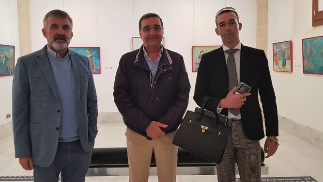 El autor de la muestra, con el concejal y el director del Museo el día de la inauguración.