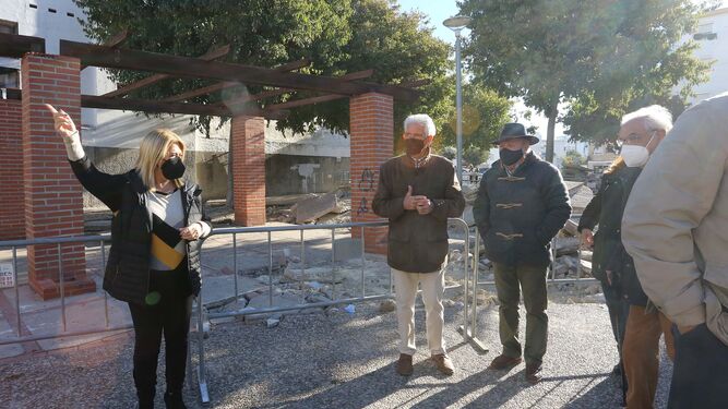 La alcaldesa, durante la visita a unas obras a la barriada Las Torres.