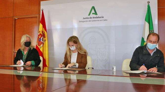 Ana Mestre preside la firma del acuerdo.