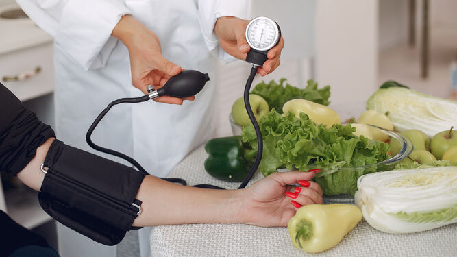 La alimentación puede ayudar a controlar la hipertensión, al igual que medicamentos como ramipril