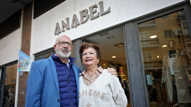 Fernando Sánchez Morera y Ana Hermida Pérez, ante la tienda de la calle Marconi