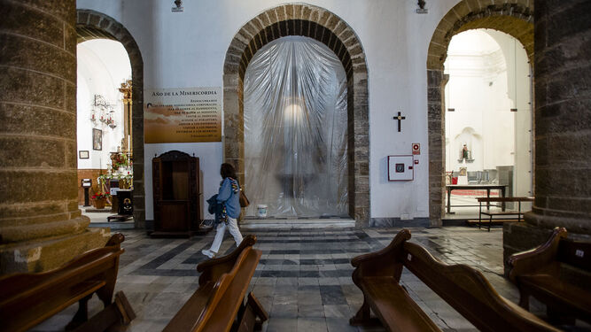Un plástico impide el acceso a la capilla de San Antonio, en la parroquia de Santa Cruz, futura sede de la cofradía de Las Aguas.