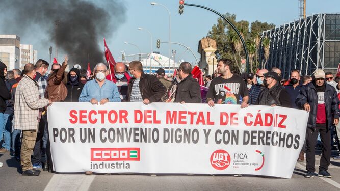 Pancarta que encabezaba la manifestación del metal de este miércoles en Cádiz.