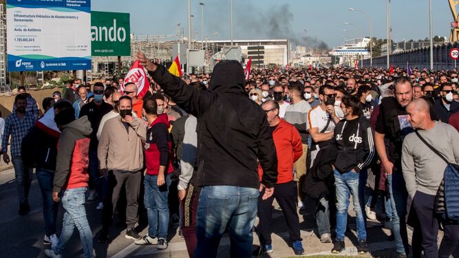 La manifestación del metal, justo antes de dividirse tras partir de la avenida de Astilleros.