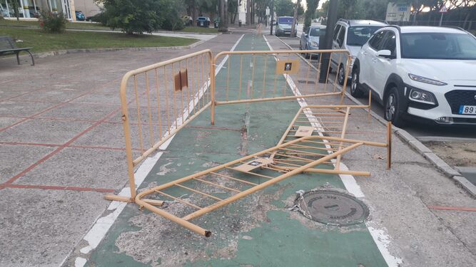Vallas de obra colocadas en señal de advertencia en un tramo en mal estado del carril bici de San Fernando.