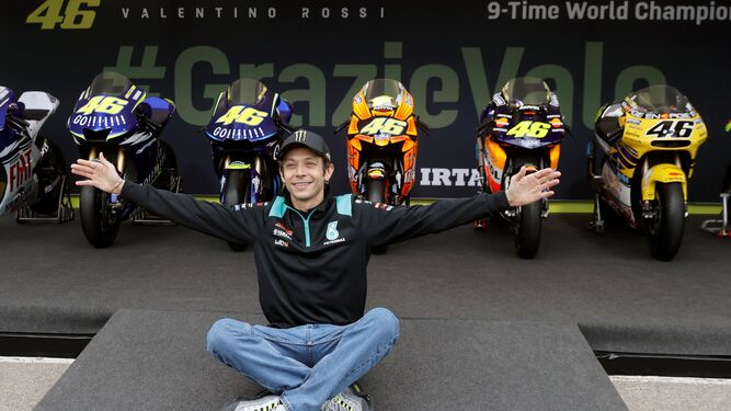 Valentino Rossi posa con las motos con las que ganó sus nueve Campeonatos del Mundo de la 'categoría reina'.