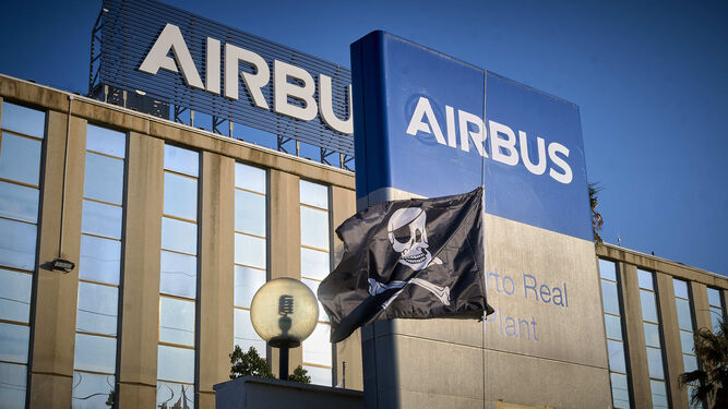 Una bandera pirata ondea en el acceso a la planta de Airbus Puerto Real.