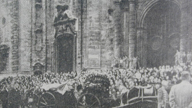El cortejo fúnebre con los restos de  Manuel de Falla a su llegada a la plaza de la Catedral.