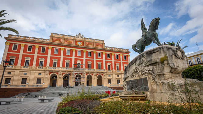 La plaza del Rey, con el Ayuntamiento al fondo y la estatua de Varela, que en los próximos días será retirada.