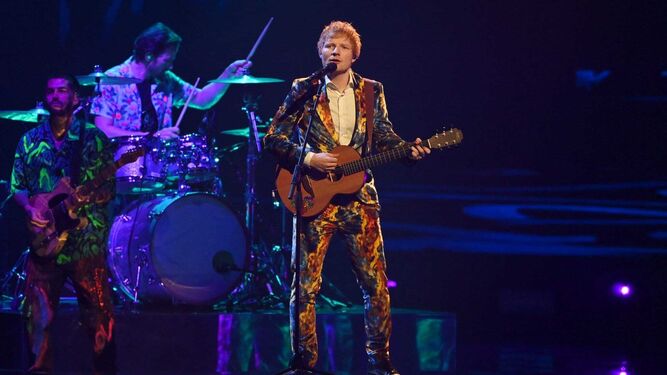 Ed Sheeran, el triunfador de la noche, durante su actuación en los premios MTV.