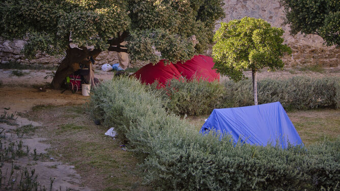 Tiendas de personas sin hogar acampadas al pie de las Puertas de Tierra, en una imagen del pasado 26 de octubre.