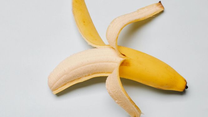 El plátano es una fuente de energía, debido a los azúcares naturales que contiene.