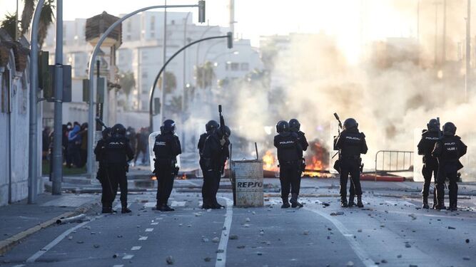 Barricadas ante Navantia Cádiz durante la primera jornada de la huelga indefinida del metal.