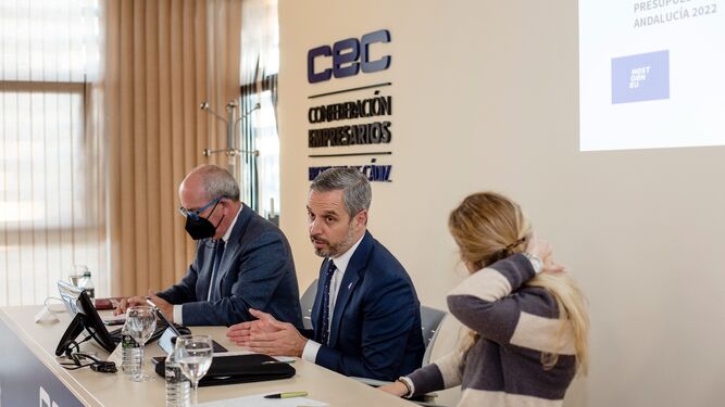 El consejero de Hacienda y Financiación Europea, Juan Bravo, en un momento de la reunión con los empresarios de Cádiz.