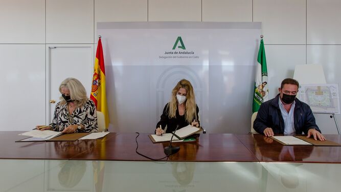 Ana Mestre, Mercedes Colombo y un representante de Martín Casillas firman el contrato de la obra de la Plaza de España.